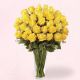 florero con rosas amarillas con folles verdes y tarjeta y decoración con entrega a domicilio 